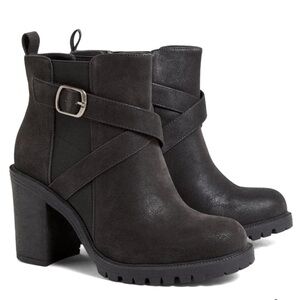 Black Criss Cross Wrap Lug Bottie